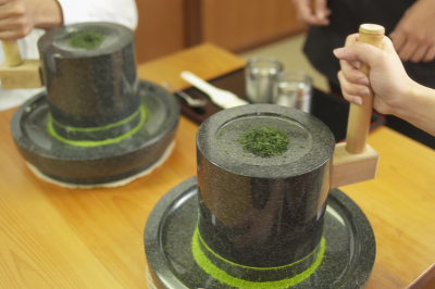 體驗使用石磨製作抹茶