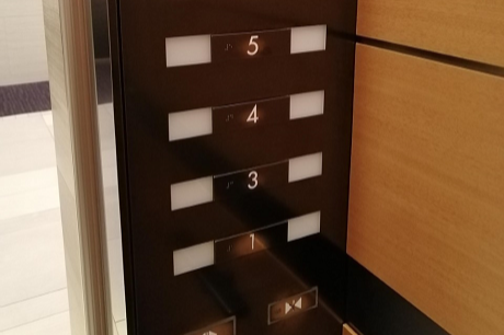エレベーターのボタンと廊下のカーブの謎