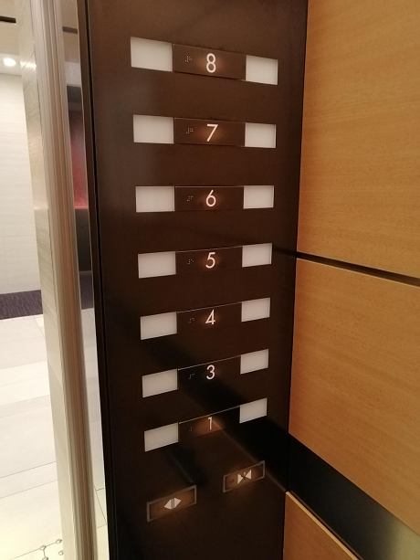 エレベーターのボタンと廊下のカーブの謎