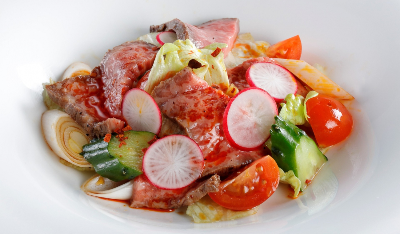 画像：牛もも肉のロースト サラダ仕立て