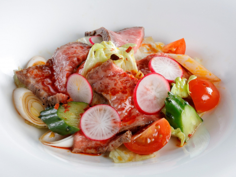 画像：牛もも肉のロースト サラダ仕立て