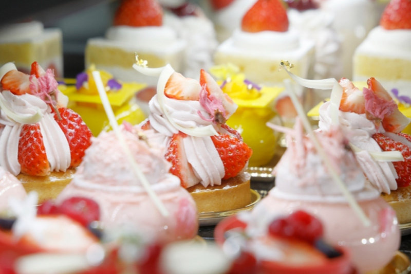 画像：M-Boutiqueのショーケースはパティシエが作るケーキが彩る
