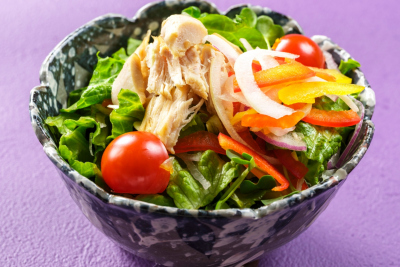 日本料理つのくに：蒸し鶏と5品目の野菜サラダの料理イメージ