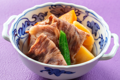日本料理つのくに：牛肉とじゃがいもの温玉添えの料理イメージ