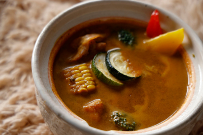 画像：COOKA"北海道ブッフェ"で提供する「スープカレー」