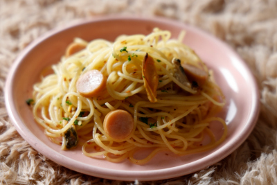 画像：COOKA"北海道ブッフェ"で提供するパスタ「北寄貝とソーセージのペペロンチーノ」