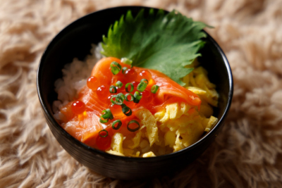 画像：COOKA"北海道ブッフェで提供する「サーモンといくらのミニ丼ぶり」ランチ限定