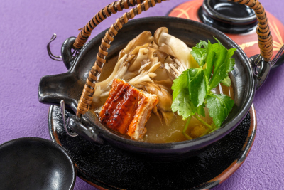 日本料理つのくに：鰻ときのこの土瓶蒸しの料理イメージ