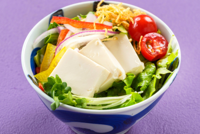 日本料理つのくに：豆腐とぱりじゃがの5品目の野菜サラダの料理イメージ