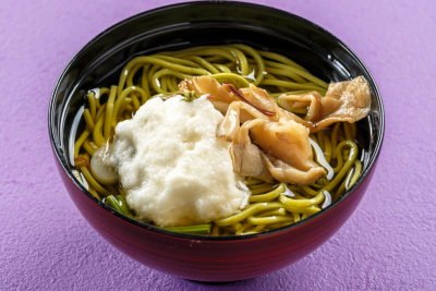 日本料理つのくに：とろろと山菜の茶そばの料理イメージ