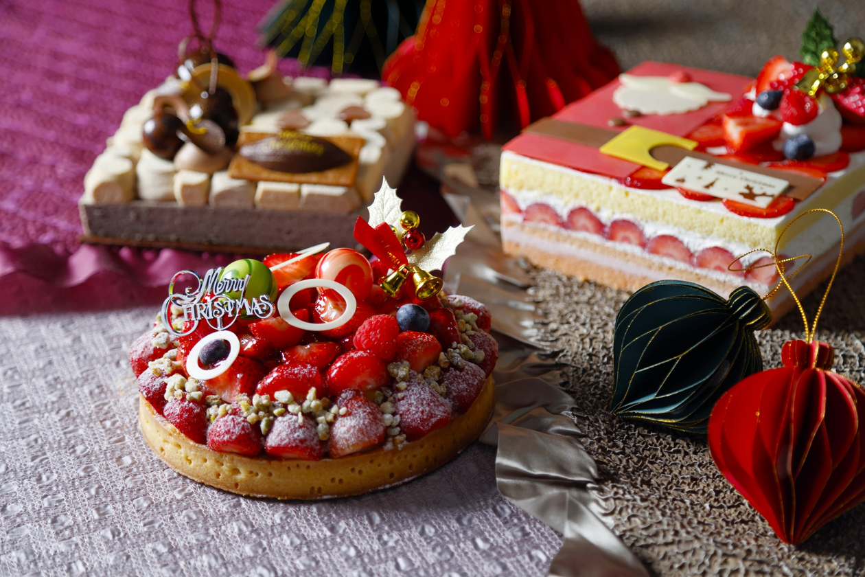 画像：あまおうたっぷりの真っ赤なタルト、紅茶とスパイスが織りなすチョコレートのケーキといちごたっぷりショートケーキ、3種類のクリスマスケーキが登場！
