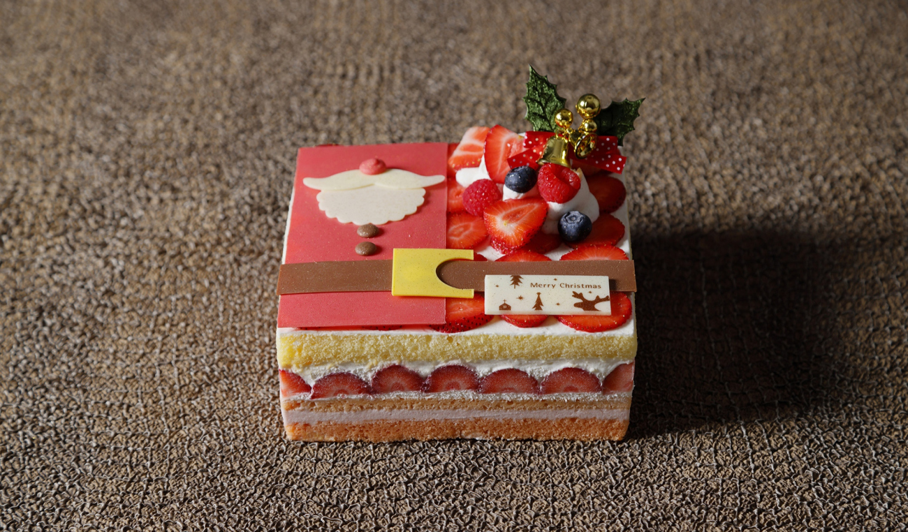 画像：いちごをたっぷりとサンドし、サンタクロースをモチーフにしたデザインのショートケーキ「ガトー フレーズ」