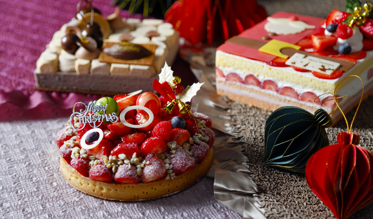 画像：あまおうたっぷりの真っ赤なタルト、紅茶とスパイスが織りなすチョコレートのケーキといちごたっぷりショートケーキ、3種類のクリスマスケーキが登場！