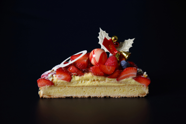 画像：あまおうをふんだんに使用した華やかなタルト「タルト フレーズ」の断面写真