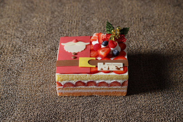画像：たっぷりのいちごを使用し、サンタクロースのモチーフをデザインにしたショートケーキ「ガトー フレーズ」