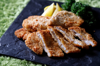 イタリアンブッフェ：ミラノ風ポークカツレツ ポルチーニソース