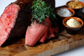 定番メニュー：国産牛ローストビーフ