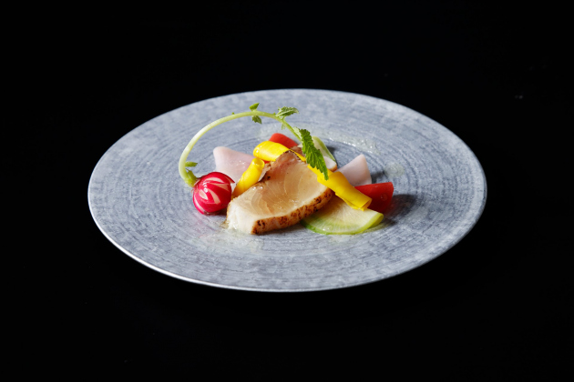 画像：ZK鉄板焼「寒鰤のミ・キュイと蕪のサラダ」