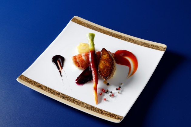 画像：ZK鉄板焼「オマール海老テールとフォアグラ」