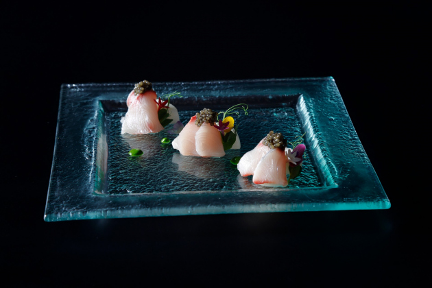 画像：ZK欧風料理「鰤と凝縮した蕪 翡翠のピュレ キャビア添え」