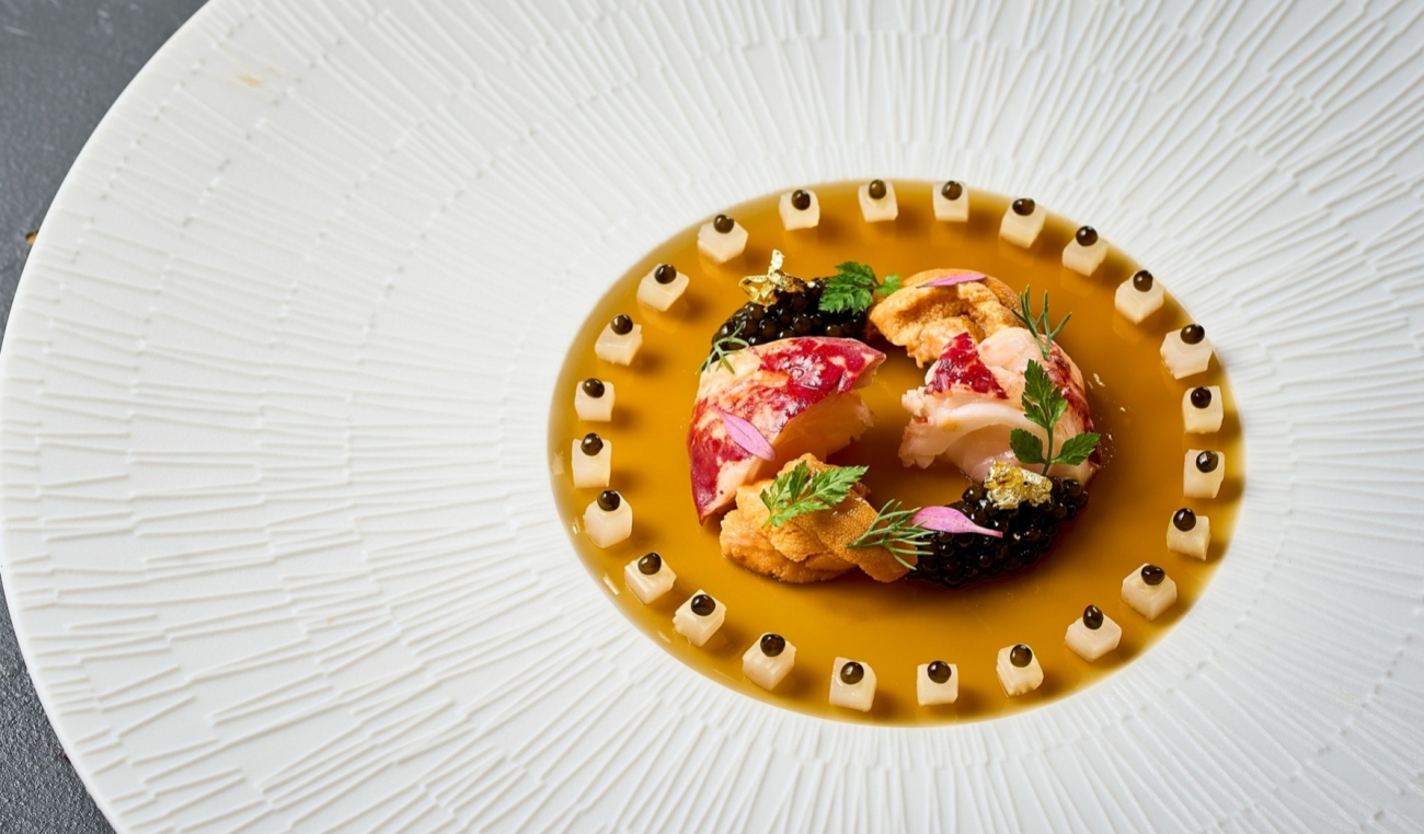 雲丹とキャビアを添えたオマール・ブルーのジュレ