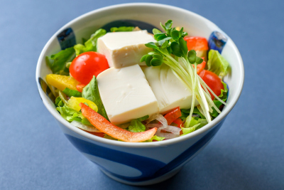 日本料理つのくに：豆腐とぱりじゃがの5品目の野菜サラダの料理イメージ