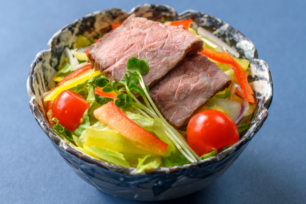 日本料理つのくに：ローストビーフと5品目のサラダの料理イメージ