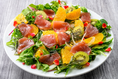 キハダマグロとフルーツのサラダ仕立て｜オーダー＆ハーフブッフェイメージ