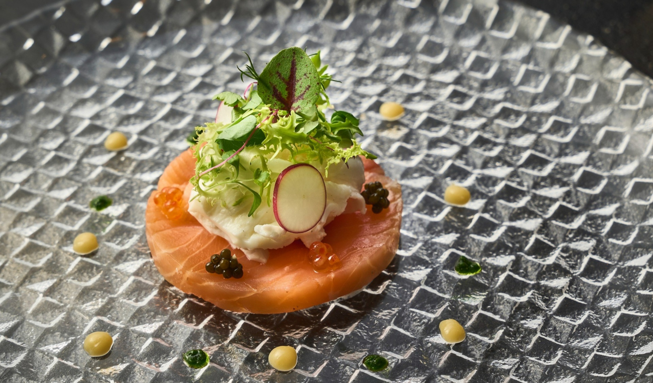 サーモンマリネ ウッフ・ド・トンペラチュール　ソース・オ・バジル