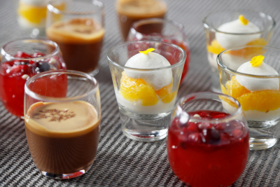 画像：COOKA「Oceans Festa～海の幸ブッフェ～」で提供する「グラスデザート3種」