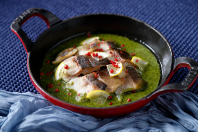 画像：COOKA「Oceans Festa～海の幸ブッフェ～」で提供する「白身魚のオーブン焼き バジルクリームソース」（ディナー限定）