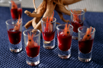 画像：COOKA「Oceans Festa～海の幸ブッフェ～」で提供する「ビーツの冷製スープと甘海老のマリネ」（ディナー限定）