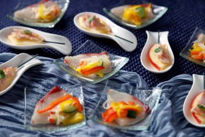 画像：COOKA「Oceans Festa～海の幸ブッフェ～」で提供する「魚介のカルパッチョ」と「自家製 冷製アイスバインとリンゴのピンチョス」