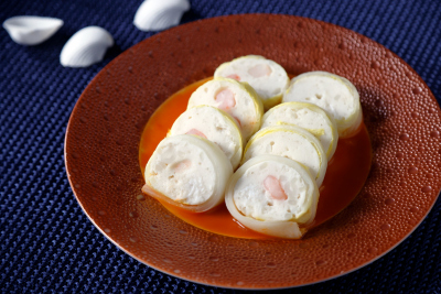 画像：COOKA「Oceans Festa～海の幸ブッフェ～」で提供する「魚介と白菜のルーラード アメリケーヌソース」（ディナー）