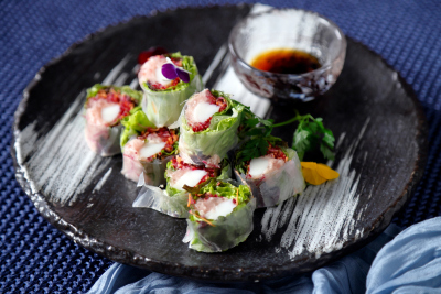 画像：COOKA「Oceans Festa～海の幸ブッフェ～」で提供する「魚介の生春巻き 大葉の香り」（ランチ限定）