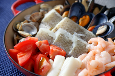 画像：COOKA「Oceans Festa～海の幸ブッフェ～」で提供する「魚介とトマトの白ワイン蒸し」