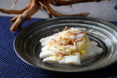 画像：COOKA「Oceans Festa～海の幸ブッフェ～」で提供する「白身魚のヴァプール 白菜とベーコンのソース」（ランチ限定）