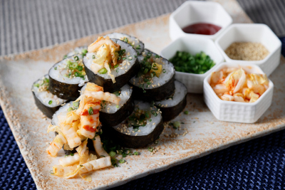 画像：COOKA「Oceans Festa～海の幸ブッフェ～」で提供する「カンジャンセウの太巻き（ランチ）」