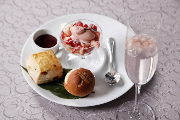 画像：桜といちごのアフタヌーンティーのウェルカムスイーツとウェルカムドリンク