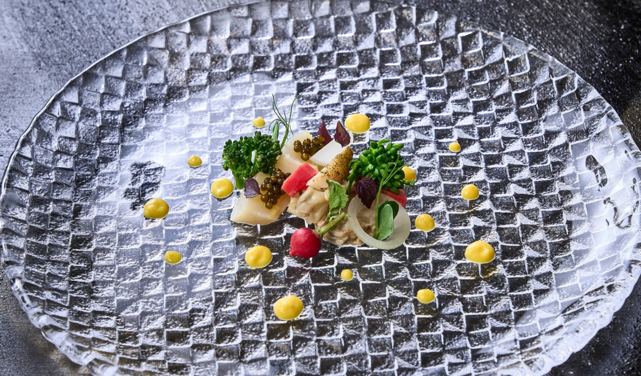 帆立貝、ツブ貝　サフランソース　キャビア添え