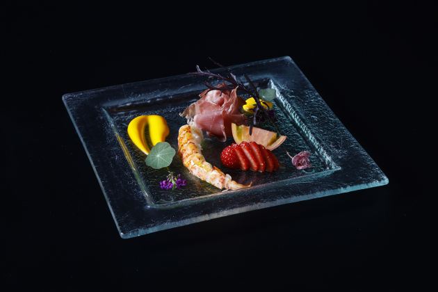 画像：ZK鉄板焼「オマール海老とサッポロクラフト生ハムのサラダ仕立て」