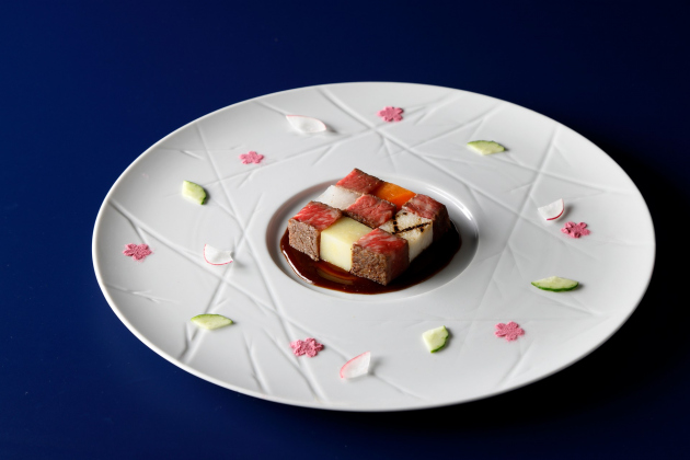 ZK欧風料理4月「黒毛和牛ロース肉のレッタンゴロ 春のモザイク」