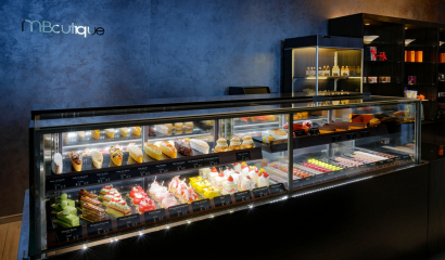 画像：ホテルメイドのケーキや焼菓子、お土産を販売するリテールショップ「M-Boutique」のショーケース