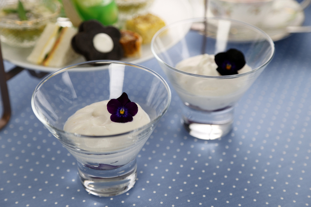 画像：マリークワントとのコラボレーションアフタヌーンティー"Sky Bloom Afternoon Tea"のウェルカムスイーツ
