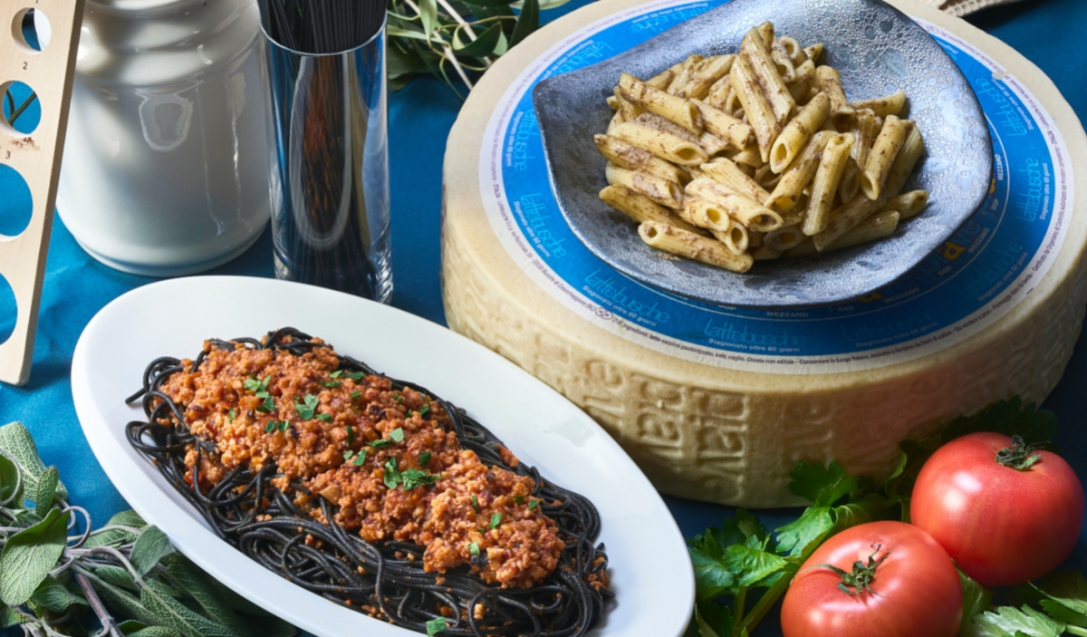 イカ墨のスパゲッティーニ タコのラグーソース/ ピアーヴェで仕上げたペンネ ポルチーニ茸⾵味