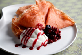 画像：ミートフェスティバル2026「ストロベリークレープとコンディメンツ」（ワゴンスイーツ）