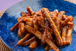 ビアガーデン：チキンハラミとゴボウの甘辛和えの料理イメージ