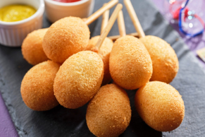 ビアガーデン：アメリカンドッグの料理イメージ