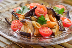 ビアガーデン：茄子・トマトのショートパスタの料理イメージ