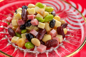 ビアガーデン：5種の豆とハムとチーズの料理イメージ　